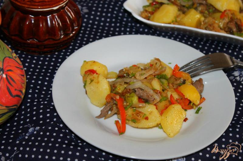 Фото приготовление рецепта: Отварной картофель с поджаркой из мяса и овощей шаг №9