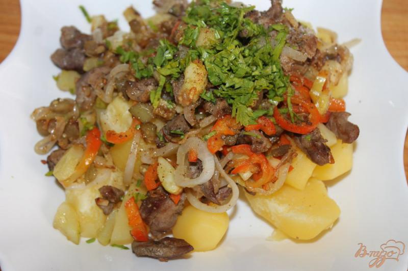 Фото приготовление рецепта: Отварной картофель с поджаркой из мяса и овощей шаг №8
