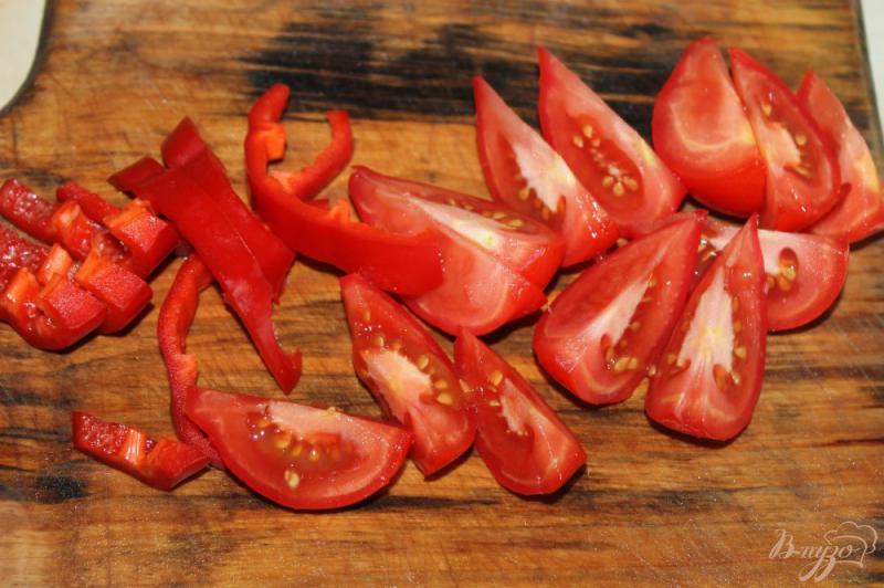 Фото приготовление рецепта: Салат с жареными грибами, сыром и помидорами шаг №1