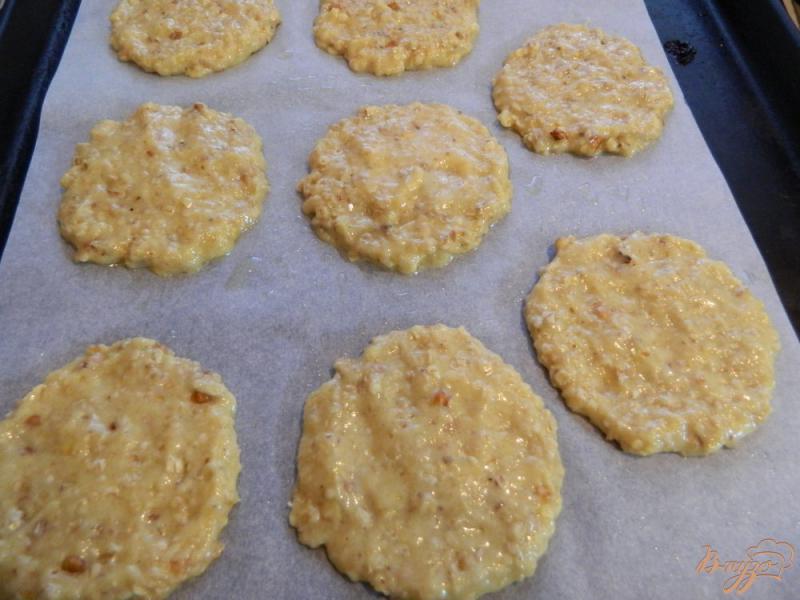 Фото приготовление рецепта: Овсяное печенье с орехами шаг №4