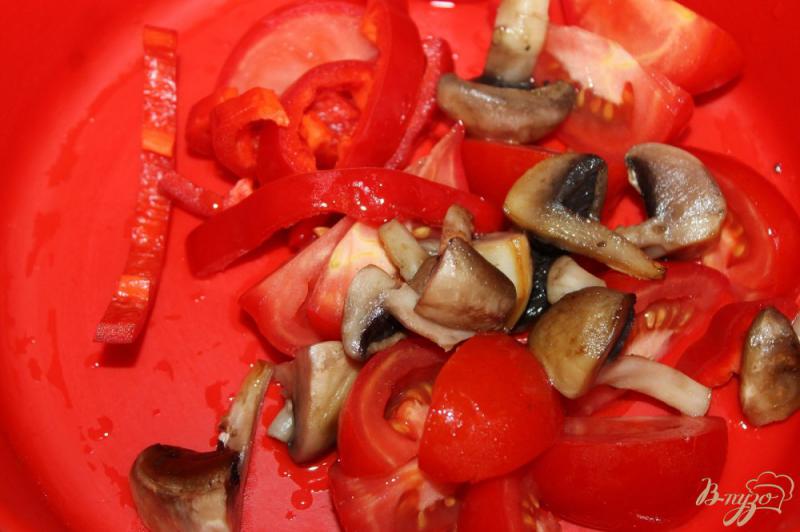 Фото приготовление рецепта: Салат с жареными грибами, сыром и помидорами шаг №3