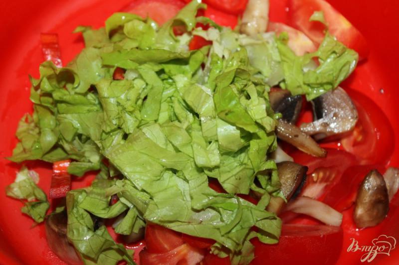 Фото приготовление рецепта: Салат с жареными грибами, сыром и помидорами шаг №4