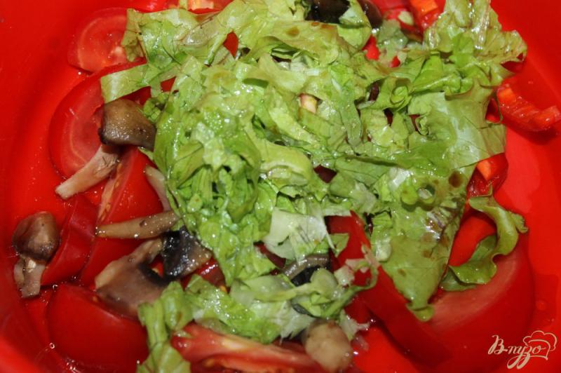 Фото приготовление рецепта: Салат с жареными грибами, сыром и помидорами шаг №5