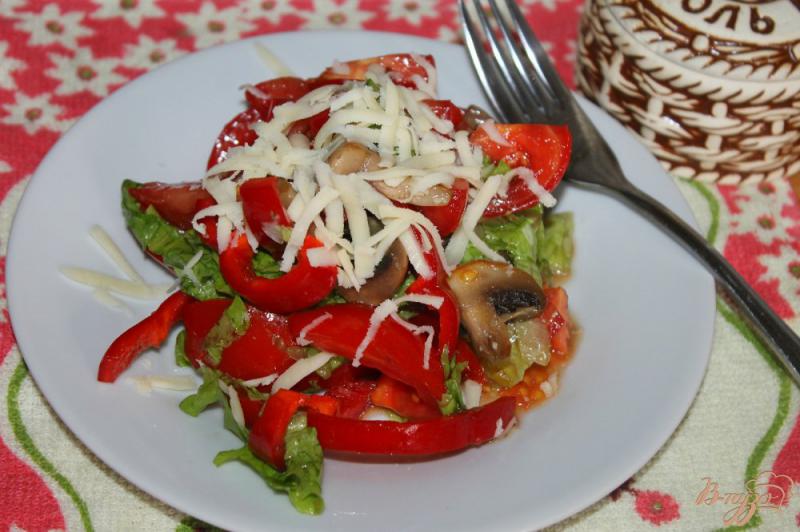 Фото приготовление рецепта: Салат с жареными грибами, сыром и помидорами шаг №6