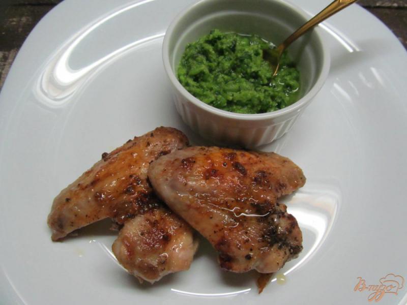 Фото приготовление рецепта: Куриные крылья с соусом из сладкого горошка шаг №4