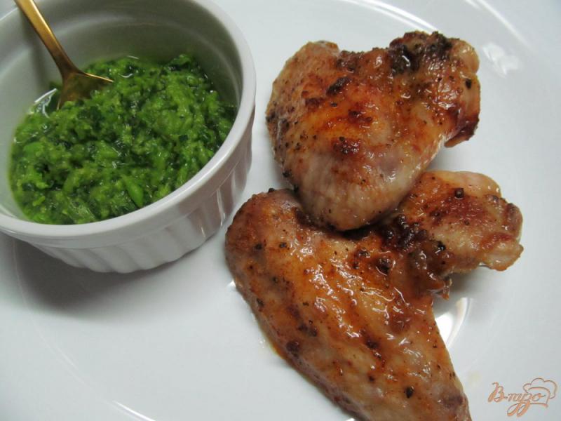 Фото приготовление рецепта: Куриные крылья с соусом из сладкого горошка шаг №5