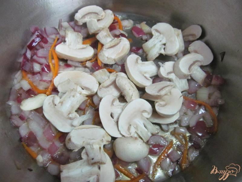 Фото приготовление рецепта: Фасолевый суп с чечевицей и грибами шаг №3