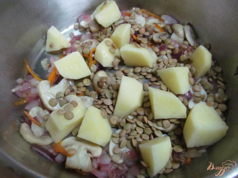 Фото приготовление рецепта: Фасолевый суп с чечевицей и грибами шаг №4