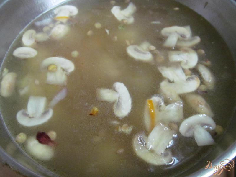 Фото приготовление рецепта: Фасолевый суп с чечевицей и грибами шаг №5