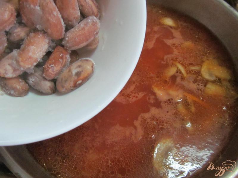 Фото приготовление рецепта: Фасолевый суп с чечевицей и грибами шаг №7