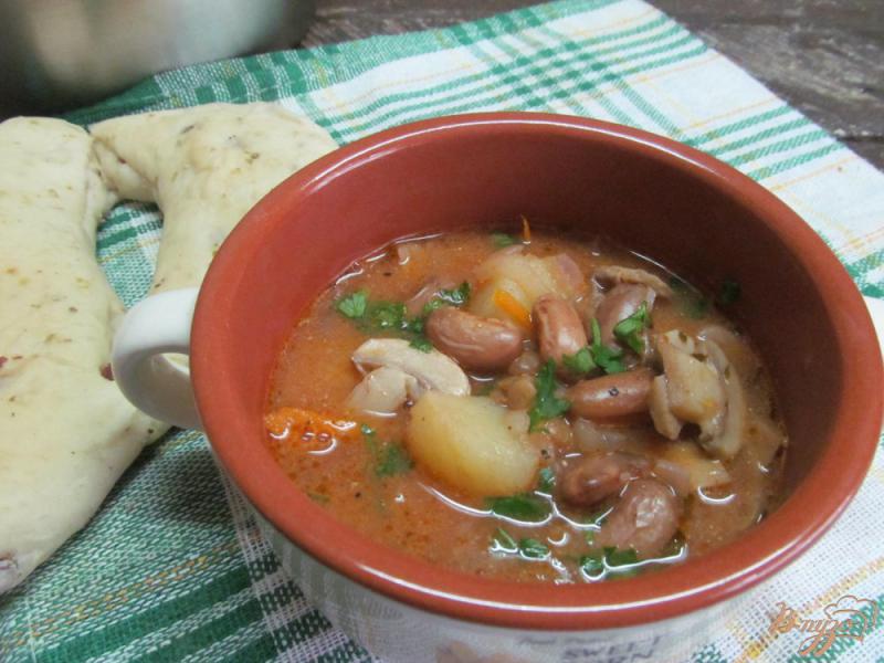 Фото приготовление рецепта: Фасолевый суп с чечевицей и грибами шаг №10