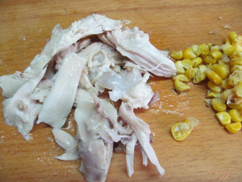 Фото приготовление рецепта: Куриный салат с овощами и рисом шаг №5