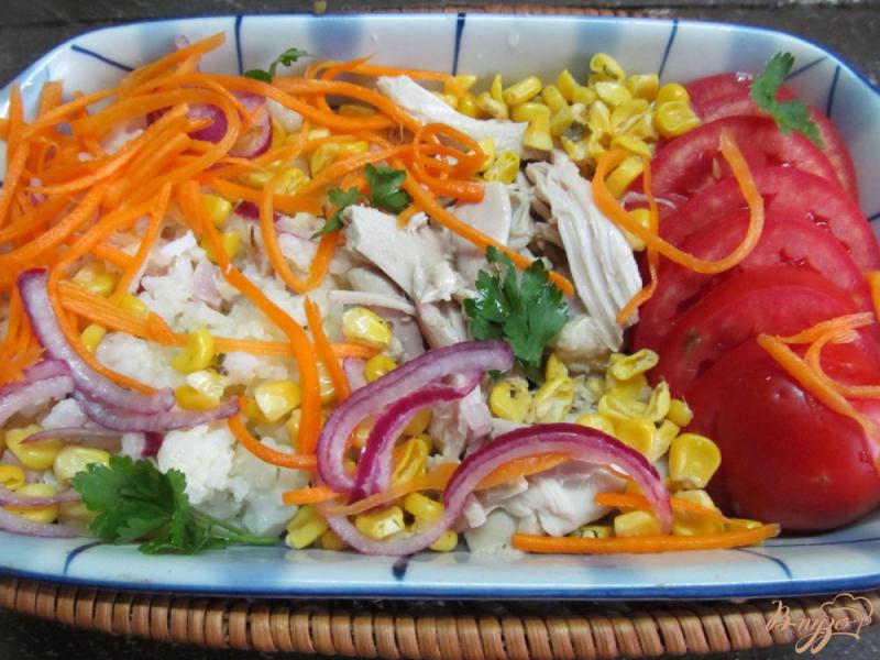 Фото приготовление рецепта: Куриный салат с овощами и рисом шаг №6