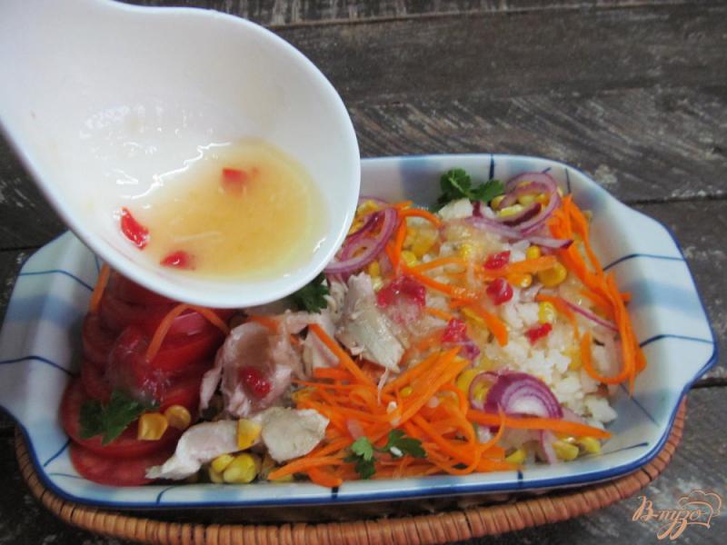 Фото приготовление рецепта: Куриный салат с овощами и рисом шаг №7