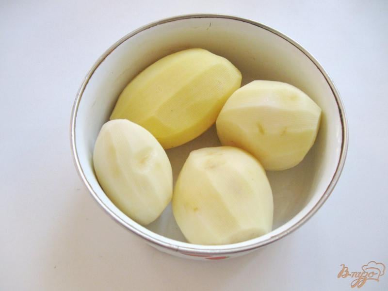 Фото приготовление рецепта: Отварной картофель с чесночной заправкой шаг №1