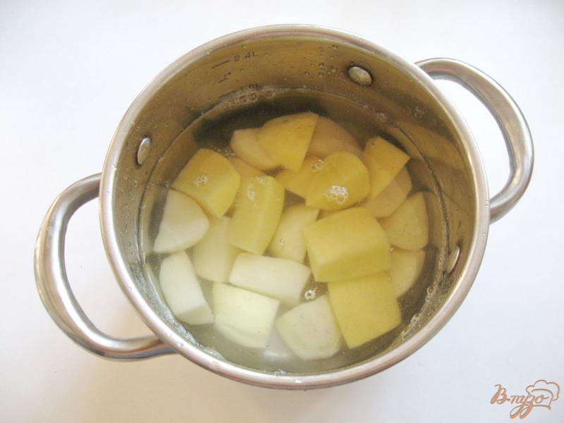 Фото приготовление рецепта: Отварной картофель с чесночной заправкой шаг №2