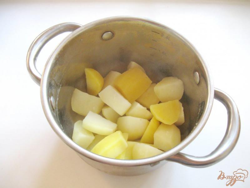 Фото приготовление рецепта: Отварной картофель с чесночной заправкой шаг №5