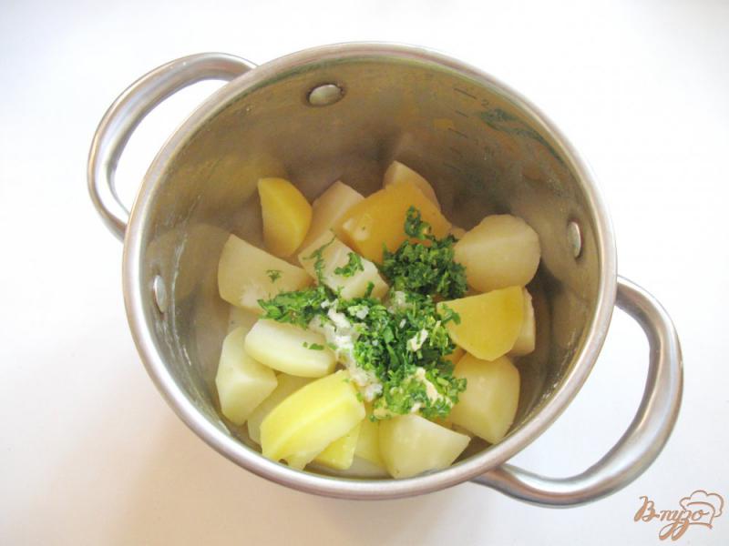 Фото приготовление рецепта: Отварной картофель с чесночной заправкой шаг №6