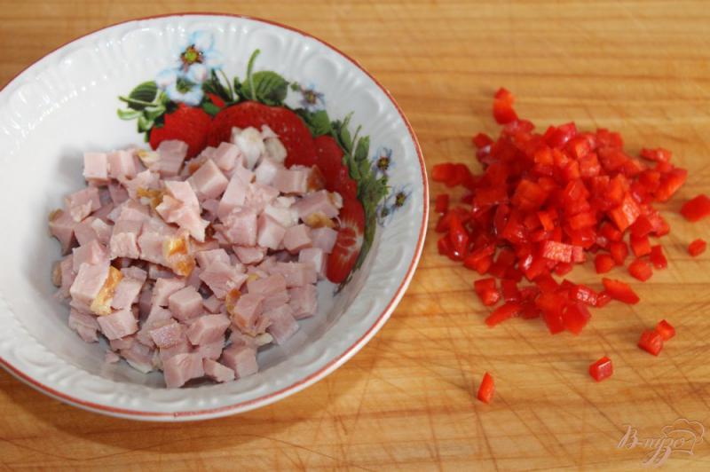 Фото приготовление рецепта: Кус - кус с беконом, шпинатом и перцем шаг №2