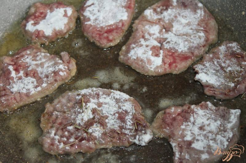 Фото приготовление рецепта: Мини отбивные из утиного мяса с помидорами и сыром шаг №5