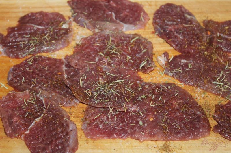 Фото приготовление рецепта: Мини отбивные из утиного мяса с помидорами и сыром шаг №3