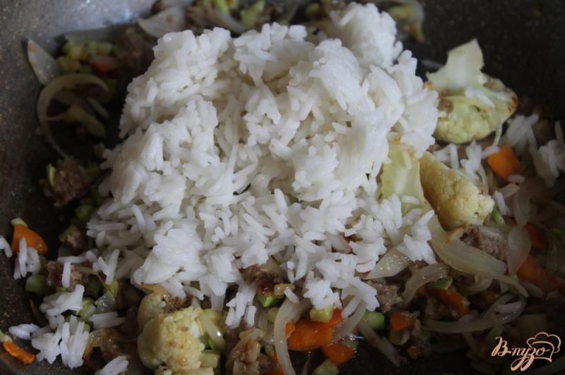 Фото приготовление рецепта: Рис с цветной капустой  и фаршем шаг №5