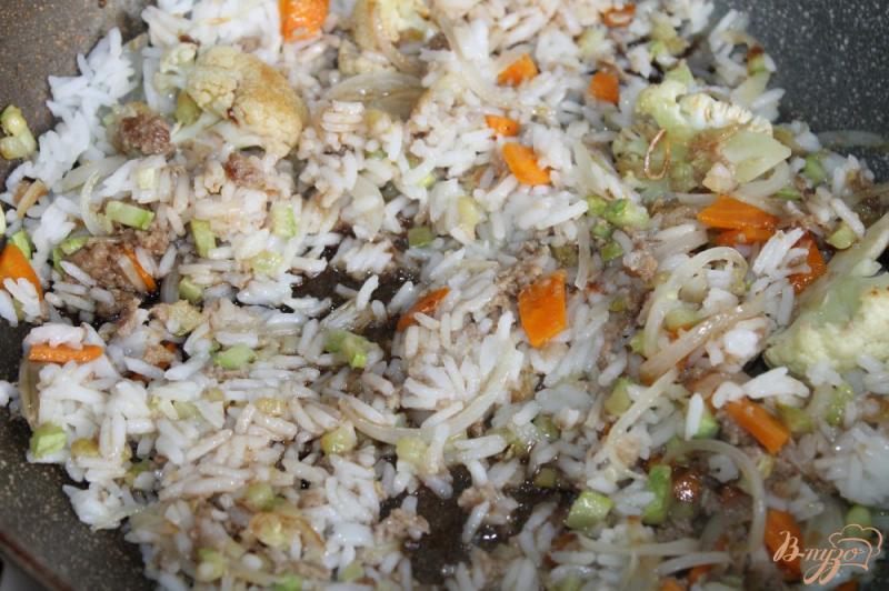 Фото приготовление рецепта: Рис с цветной капустой  и фаршем шаг №6