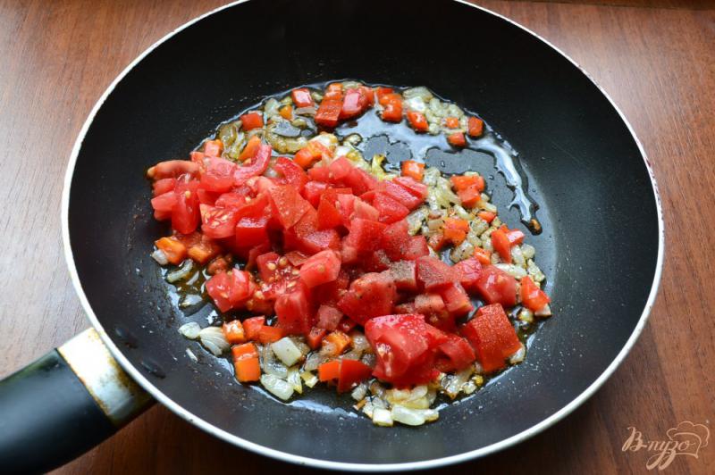 Фото приготовление рецепта: Макароны с соусом из помидоров и базилика шаг №4