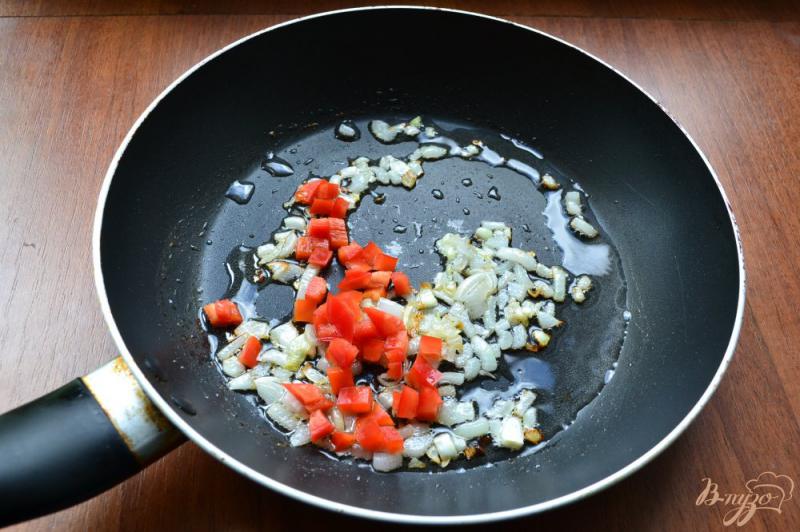 Фото приготовление рецепта: Макароны с соусом из помидоров и базилика шаг №3