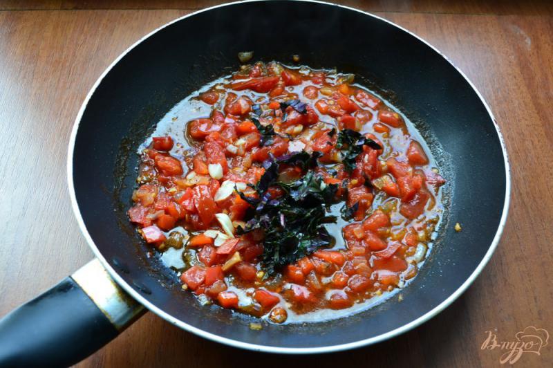Фото приготовление рецепта: Макароны с соусом из помидоров и базилика шаг №5