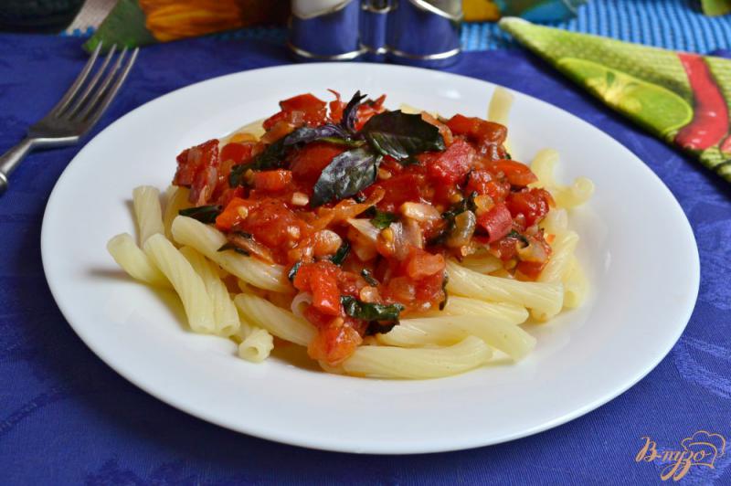 Фото приготовление рецепта: Макароны с соусом из помидоров и базилика шаг №6