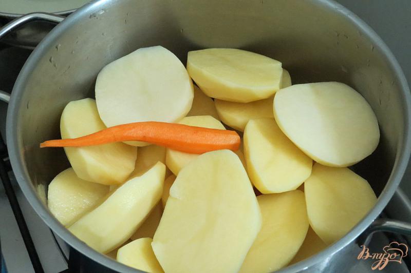 Фото приготовление рецепта: Картофельные зразы с мясом, в кукурузной панировке шаг №1
