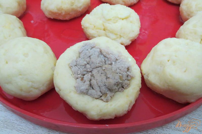 Фото приготовление рецепта: Картофельные зразы с мясом, в кукурузной панировке шаг №8