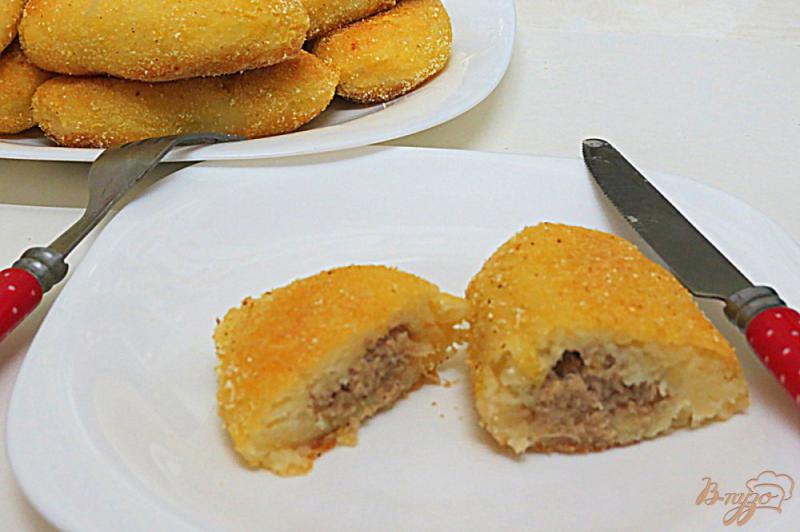 Фото приготовление рецепта: Картофельные зразы с мясом, в кукурузной панировке шаг №9