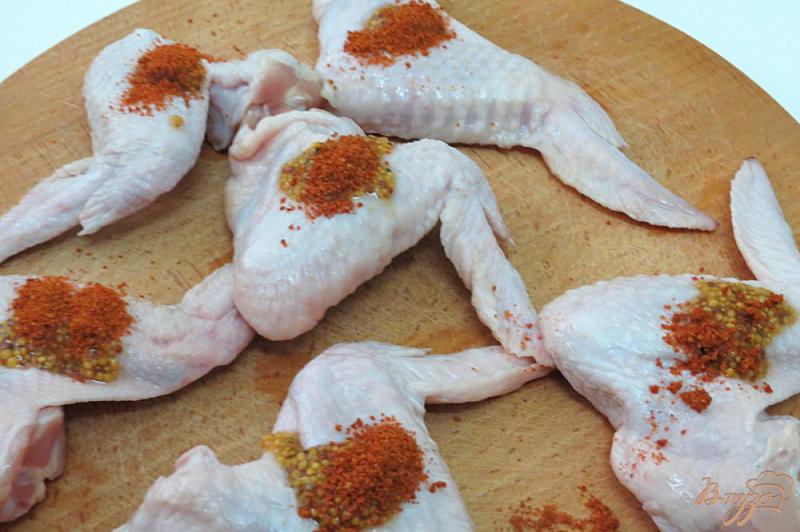 Фото приготовление рецепта: Куриные крылышки запеченные с картофелем шаг №3