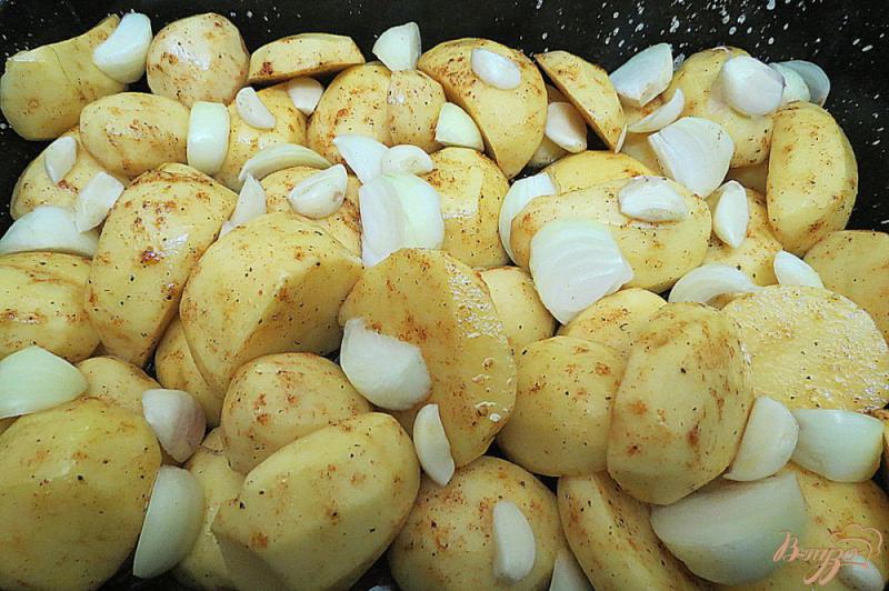 Фото приготовление рецепта: Куриные крылышки запеченные с картофелем шаг №7