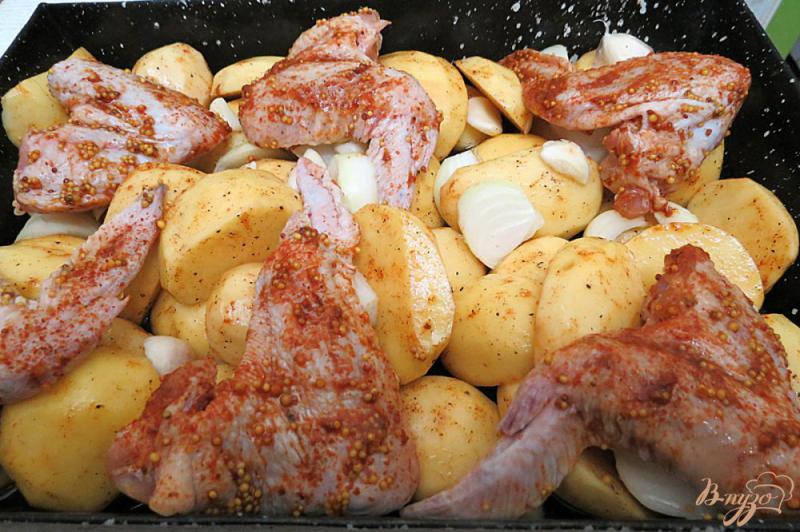 Фото приготовление рецепта: Куриные крылышки запеченные с картофелем шаг №8