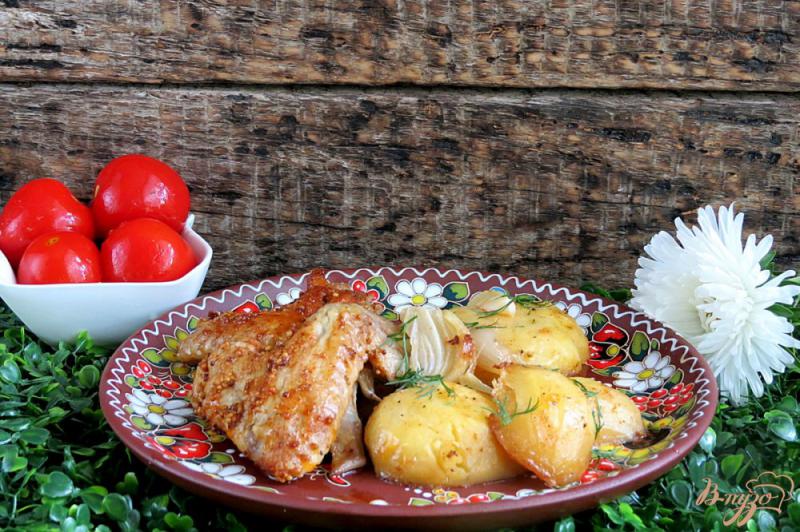 Фото приготовление рецепта: Куриные крылышки запеченные с картофелем шаг №11