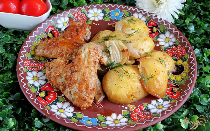 Фото приготовление рецепта: Куриные крылышки запеченные с картофелем шаг №12