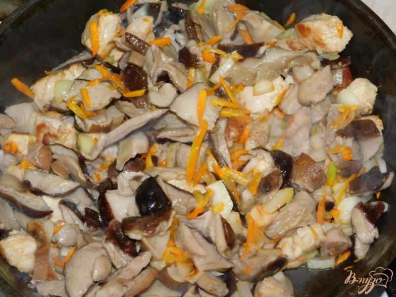 Фото приготовление рецепта: Картофель тушенный с мясом и грибами шаг №3