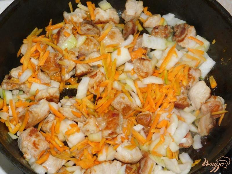 Фото приготовление рецепта: Картофель тушенный с мясом и грибами шаг №2