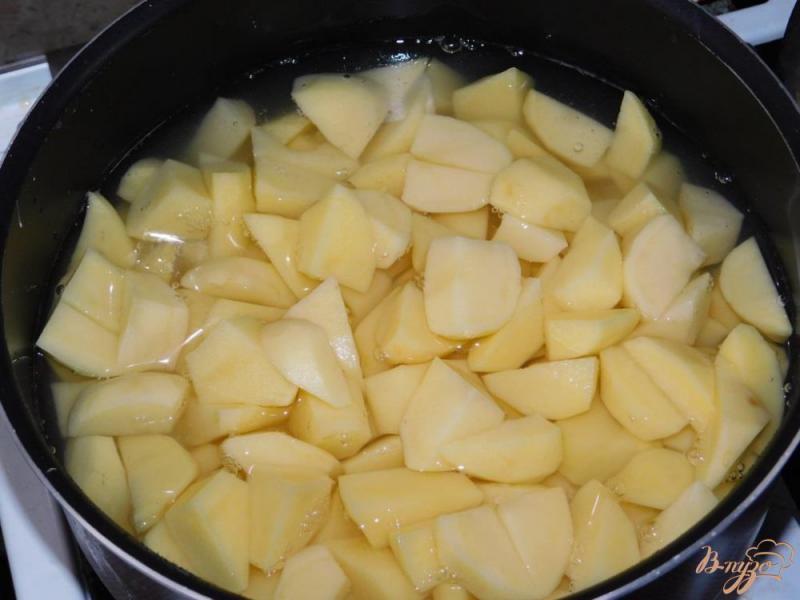 Фото приготовление рецепта: Картофель тушенный с мясом и грибами шаг №4