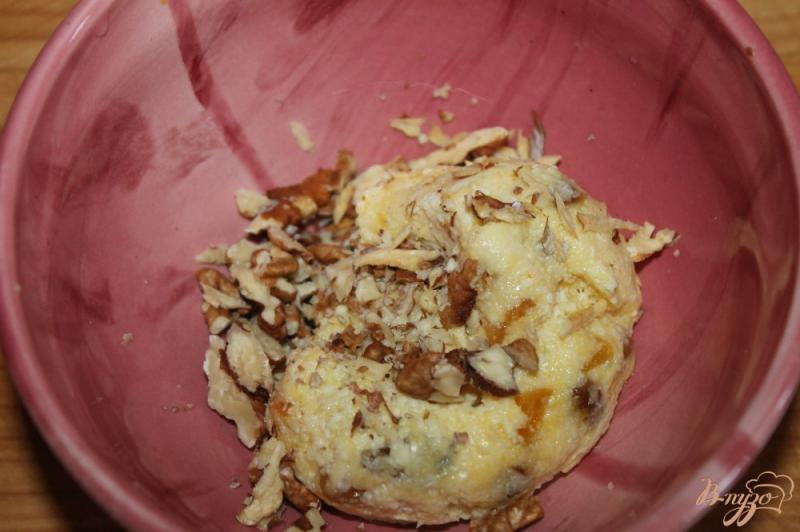 Фото приготовление рецепта: Груши с начинкой из творога с сухофруктами и шоколадом шаг №3