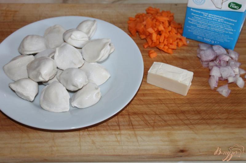 Фото приготовление рецепта: Пельмени с овощами в сырном соусе шаг №1