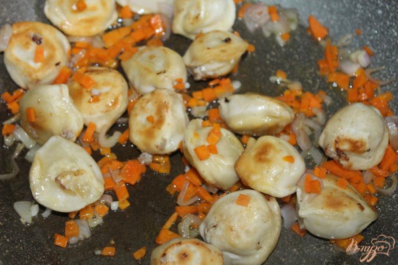 Фото приготовление рецепта: Пельмени с овощами в сырном соусе шаг №3
