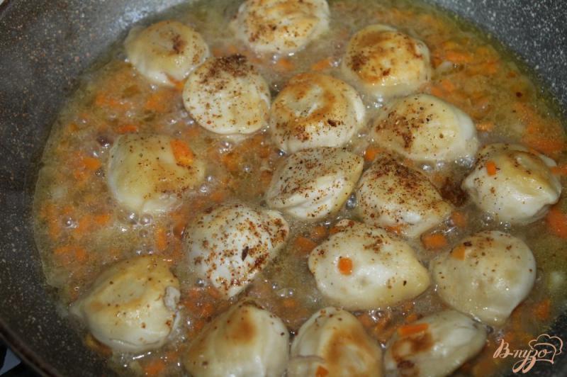 Фото приготовление рецепта: Пельмени с овощами в сырном соусе шаг №5