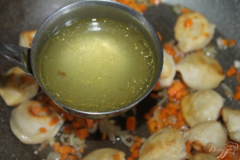 Фото приготовление рецепта: Пельмени с овощами в сырном соусе шаг №4
