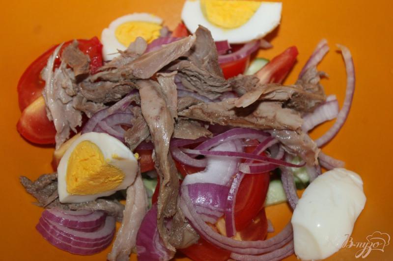 Фото приготовление рецепта: Салат с яйцом, отварным мясом и овощами шаг №5