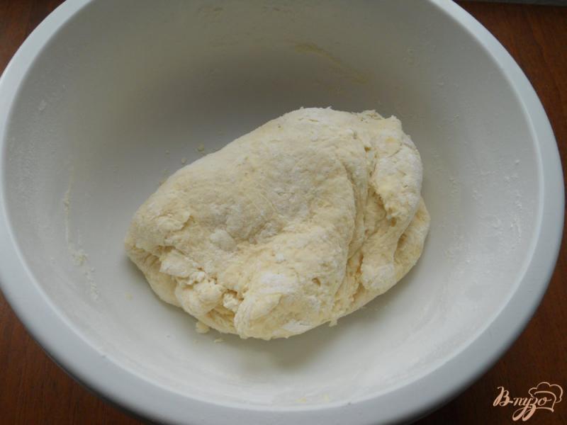 Фото приготовление рецепта: Тесто на кефире для вареников шаг №4