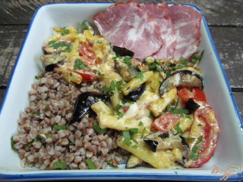 Фото приготовление рецепта: Теплый овощной салат с гречкой шаг №7